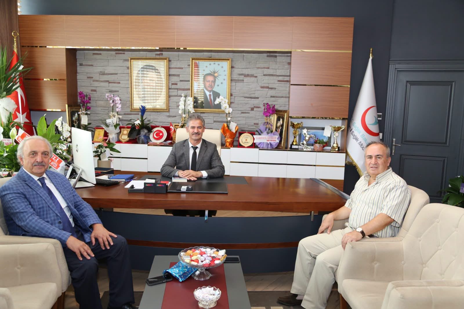 Erzurum Kalkınma Vakfı Başkanı Erdal Güzel ve Op. Dr. Rahmi Özkurt, Sağlık Müdürü Dr. Öğr. Üyesi Mehmet Meral’e yeni görevi dolayısıyla hayırlı olsun ziyaretinde bulundu.